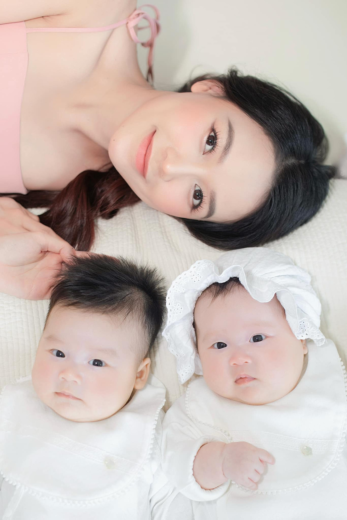 Hot girl Sam bên 2 con xinh xắn, đáng yêu.