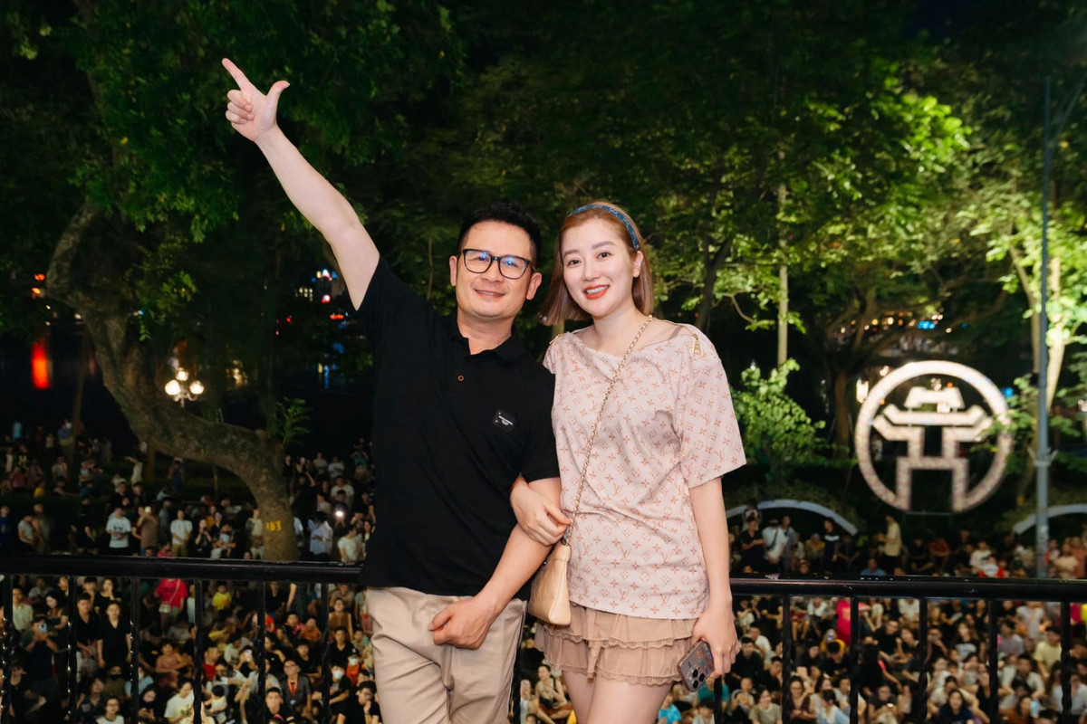 Ca sĩ Bằng Kiều bên vợ trẻ ở ban công nhà Tuấn Hưng.