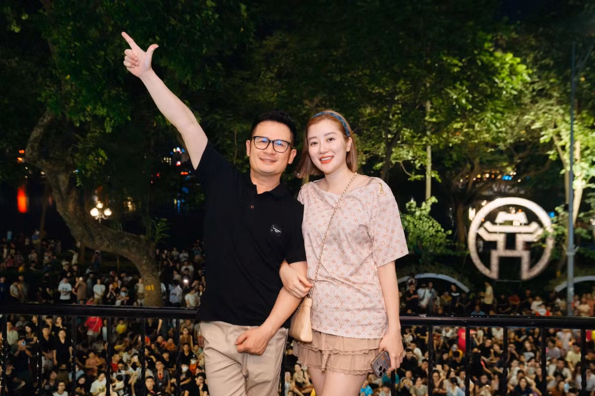 Ca sĩ Bằng Kiều bên vợ trẻ ở ban công nhà Tuấn Hưng.