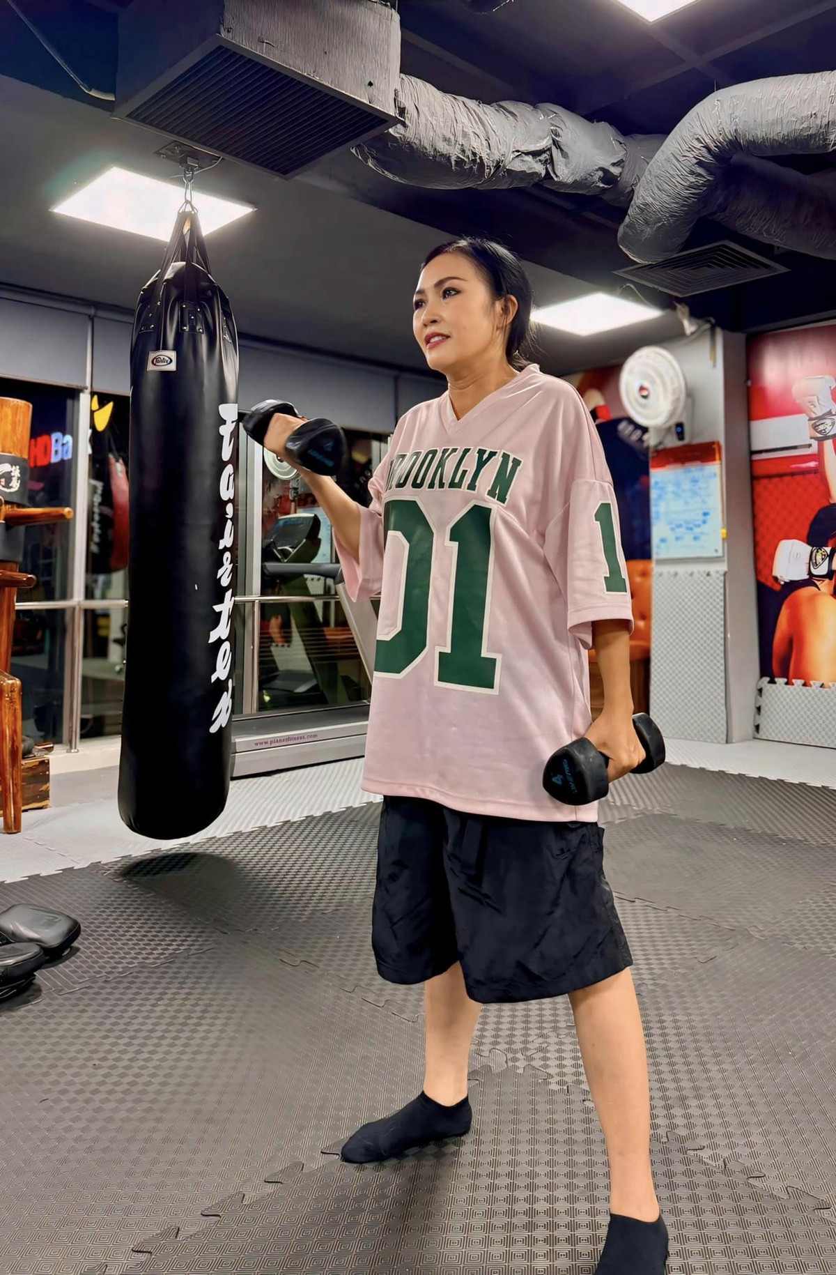 Ca sĩ Phương Thanh năng nổ tập gym, đấm bốc.