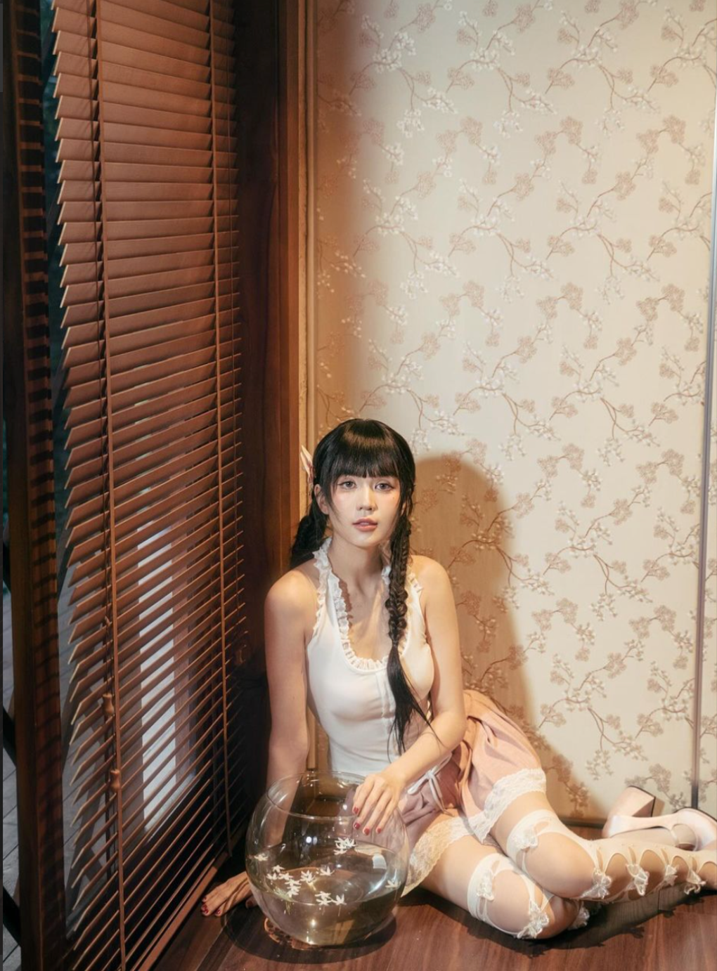 Ngọc Trinh tiếp tục "xả kho" loạt hình mới và để lộ nghi vấn đang yêu.