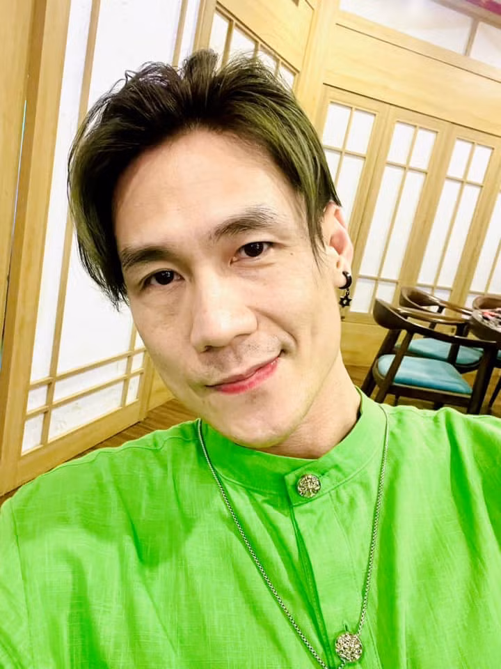 Ca sĩ Khánh Phương vui say bên bạn bè.