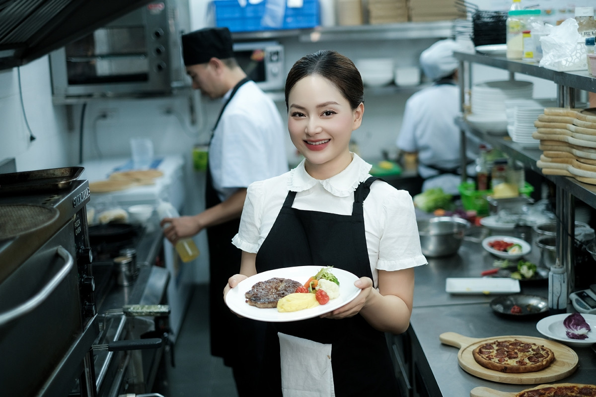 Vào Đà Nẵng đoàn tụ với gia đình nhưng Lan Phương vẫn duy trì việc kinh doanh kids cafe ở Hà Nội đồng thời chạy đi chạy lại giữa các thành phố nếu có show event hay quay quảng cáo.