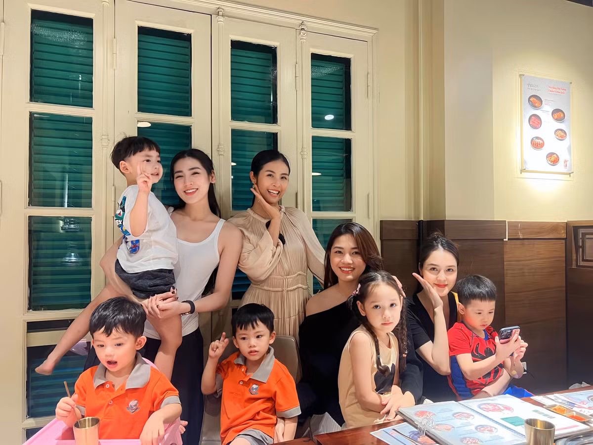 Sớm "theo chồng bỏ cuộc chơi" ngay sau khi có danh hiệu, nàng Á hậu sở hữu chiều cao 1m81 vẫn thường xuyên gặp gỡ "hội chị em" của làng nhan sắc Việt.