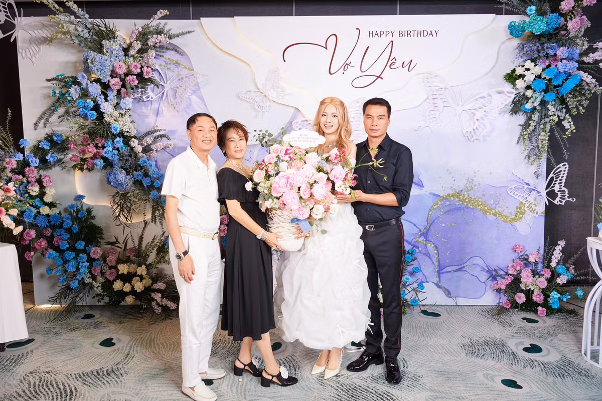 Nàng Á hậu được ông xã thiếu gia - doanh nhân Thành Phương chuẩn bị cho bữa tiệc có khung cảnh đẹp như cổ tích với ngập tràn sắc hoa.