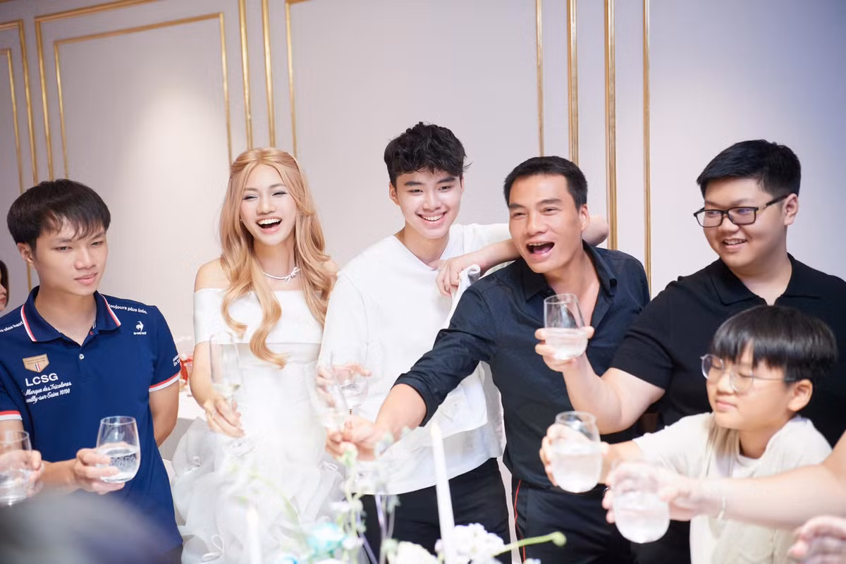 Thanh Tú rạng rỡ đón tuổi mới bên ông xã và các con.