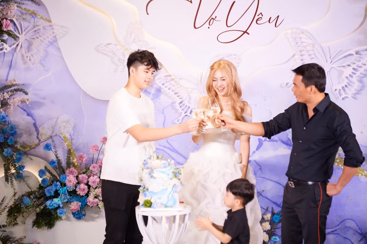 Ông xã hơn Thanh Tú 16 tuổi còn dành tặng những lời chúc mừng sinh nhật tới "vợ yêu", đủ biết bà mẹ hai con được cưng chiều đến mức nào.