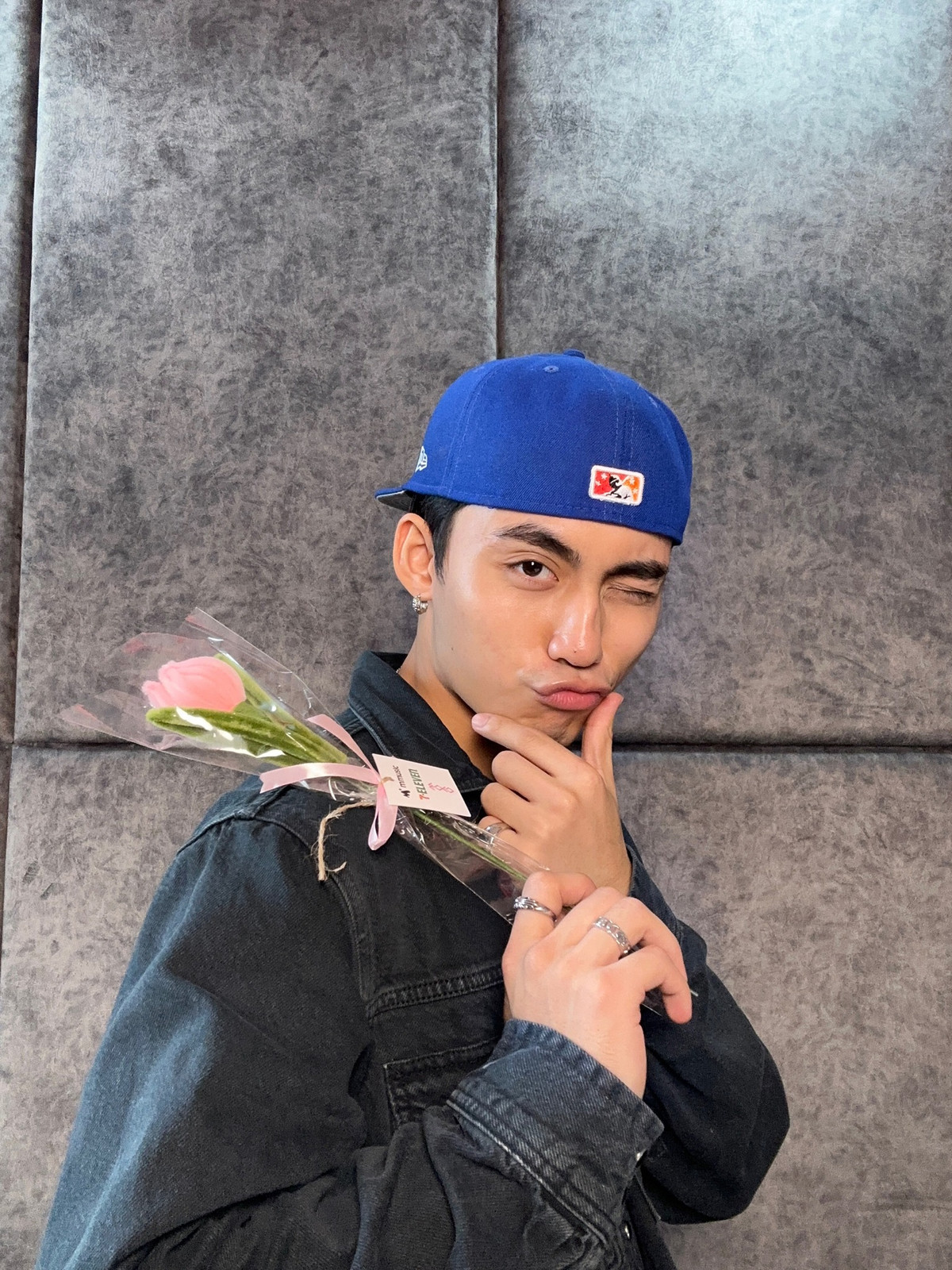 "MONO tặng bạn một bông hoa, vì bạn xứng đáng chứ không nhân dịp gì cả!", MONO tạo dáng đáng yêu bên hoa. Ảnh: FB Mono