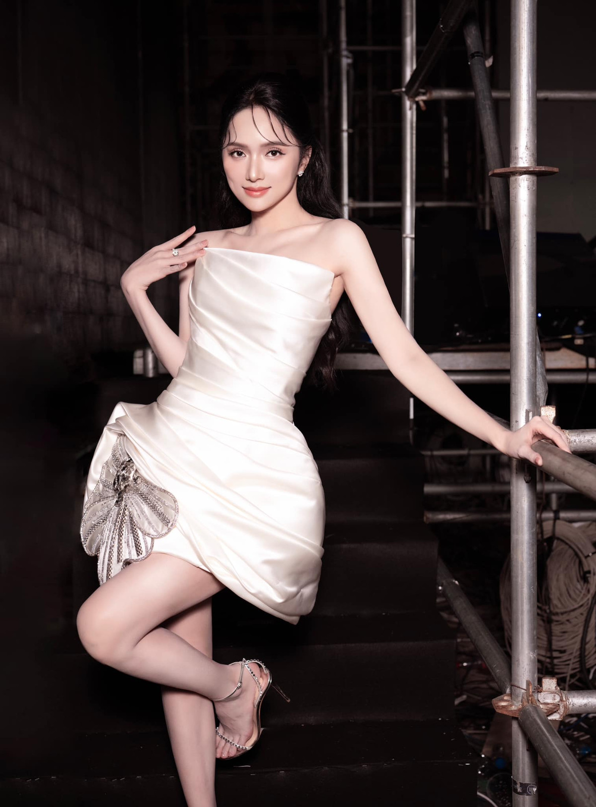 Hoa hậu Hương Giang diện váy trắng kiêu sa, tạo dáng đầy thần thái. Ảnh: FB Nguyễn Hương Giang