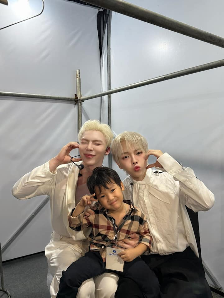 Erik và Đức Phúc chụp ảnh cùng bé Bo - quý tử nhà Hoà Minzy. Ảnh: FB Đức Phúc