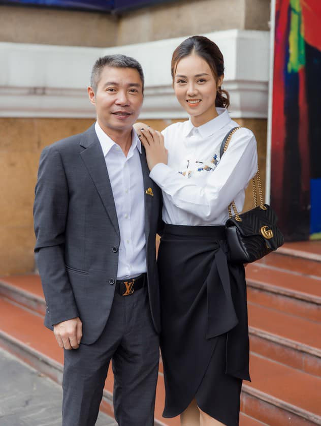 Trong năm đầu tiên của hôn nhân, NSND Công Lý không may gặp biến cố sức khỏe, phải nhập viện một thời gian. Chính vợ trẻ là người ở bên chăm sóc, đồng hành cùng Công Lý trong quá trình anh chữa bệnh. Ảnh: FB Ngọc Hà Lê