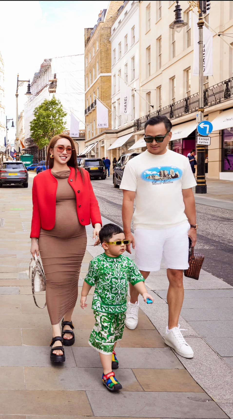 Gia đình Chi Bảo dạo phố. Ảnh: FB Chi Bảo