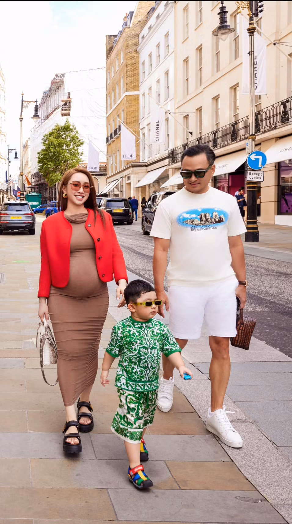 Gia đình Chi Bảo dạo phố. Ảnh: FB Chi Bảo