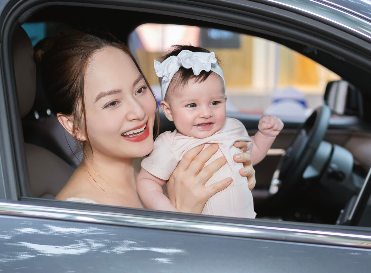 Lan Phương nói lời yêu thương với con. Ảnh: FB Lan Phuong Nguyen