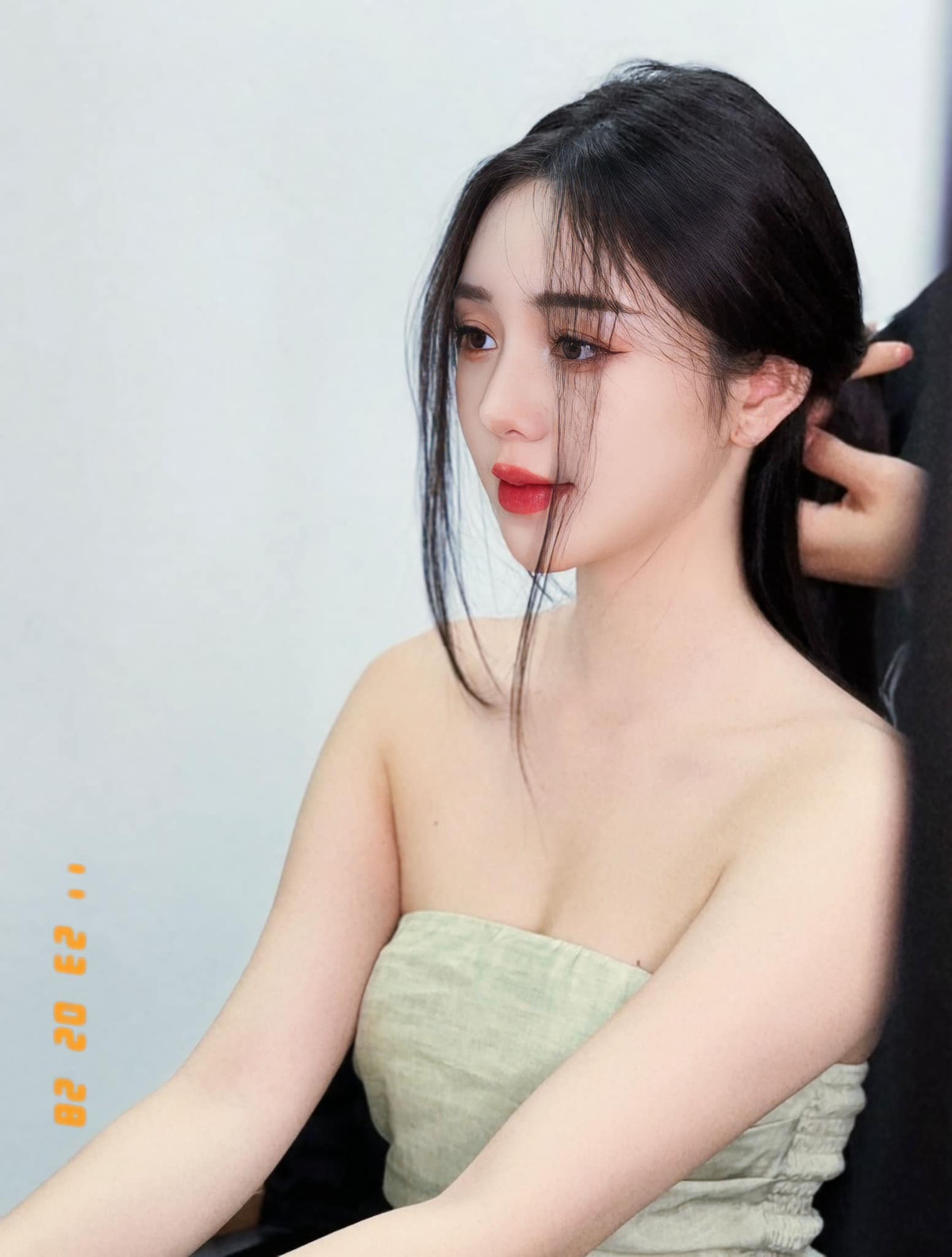 Diễn viên Quỳnh Kool khoe vai thon với áo cúp ngực. Ảnh: FB Quỳnh Nguyễn