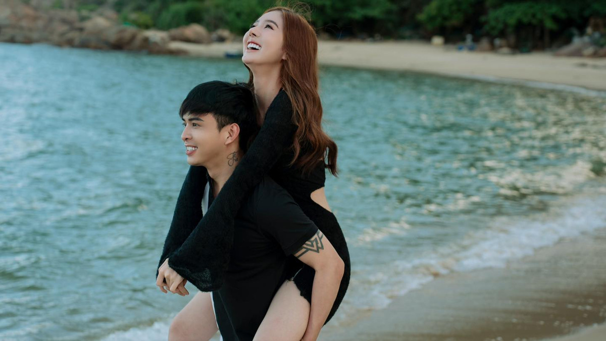 Hiện tại, Tuệ Như không tham gia nhiều hoạt động thời trang như trước mà tập trung vai trò làm vợ, lên kế hoạch sinh con. Khi chồng đi diễn, Tuệ Như đồng hành với vai trò quản lý. Ảnh: FB Hồ Quang Hiếu