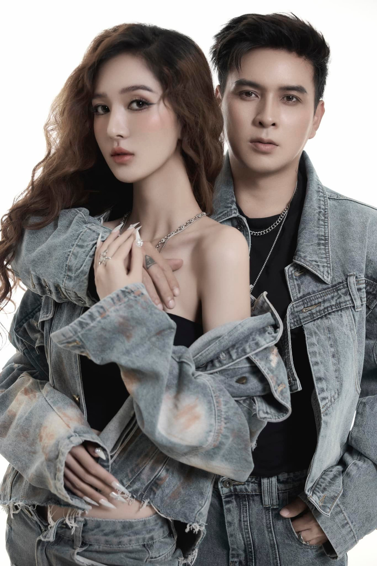 Trước đó, vào giữa năm 2023, Hồ Quang Hiếu công khai bạn gái yêu 3 tháng - Tuệ Như. Cô sinh năm 2000, quê Cà Mau, là người mẫu tự do, cao 1m8. Một thời gian ngắn sau đó, giọng ca Con bướm xuân cầu hôn bạn gái bằng nhẫn kim cương. Ảnh: FB Hồ Quang Hiếu