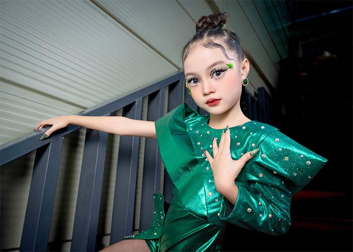 Được bố mẹ cho tham gia nghệ thuật từ sớm nên Khánh An rất dạn dĩ. (Ảnh: FB Khánh An)