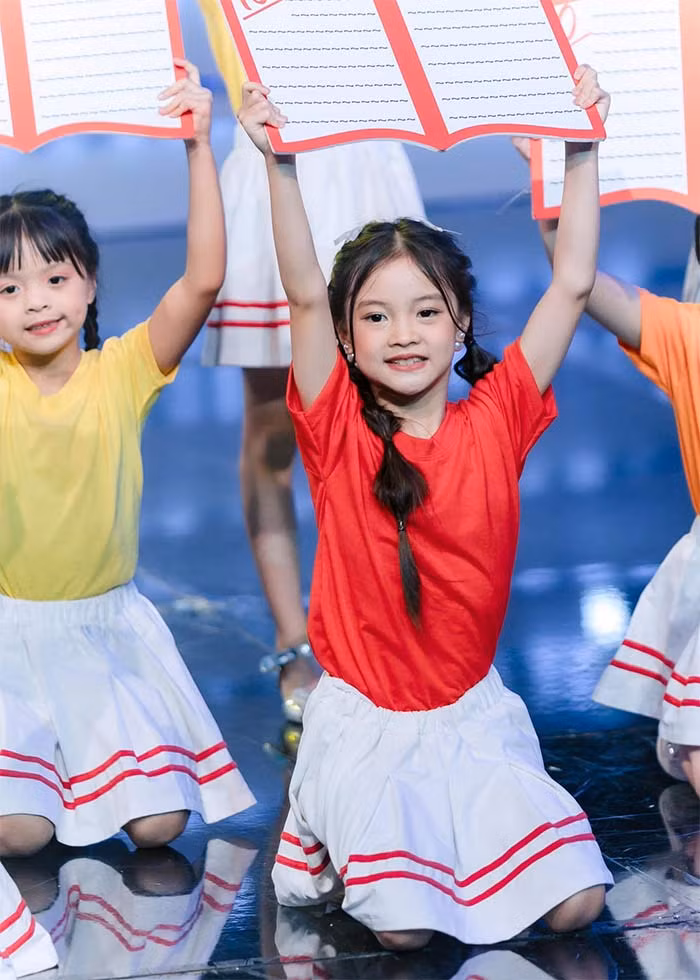 Mới 8 tuổi nhưng Khánh An tỏ ra rất chững chạc bởi có nhiều kinh nghiệm khi đứng trước máy quay và nơi đông người. (Ảnh: FB Khánh An)