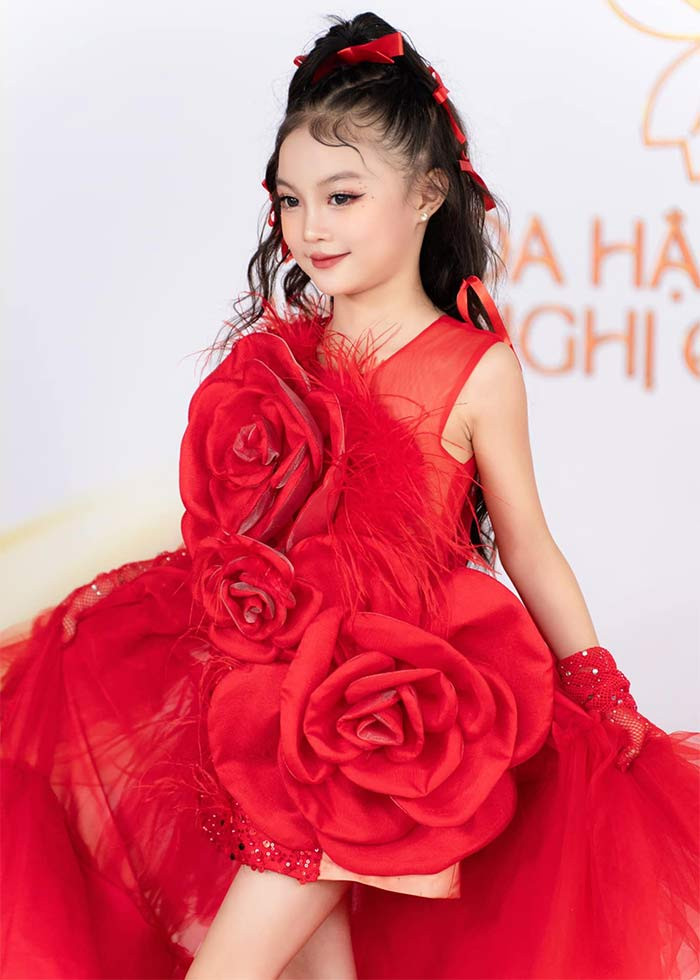Cô bé rất đắt show mẫu nhí nhờ vẻ ngoài xinh xắn và tác phong chuyên nghiệp. (Ảnh: FB Khánh An)