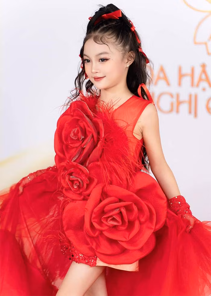 Cô bé rất đắt show mẫu nhí nhờ vẻ ngoài xinh xắn và tác phong chuyên nghiệp. (Ảnh: FB Khánh An)