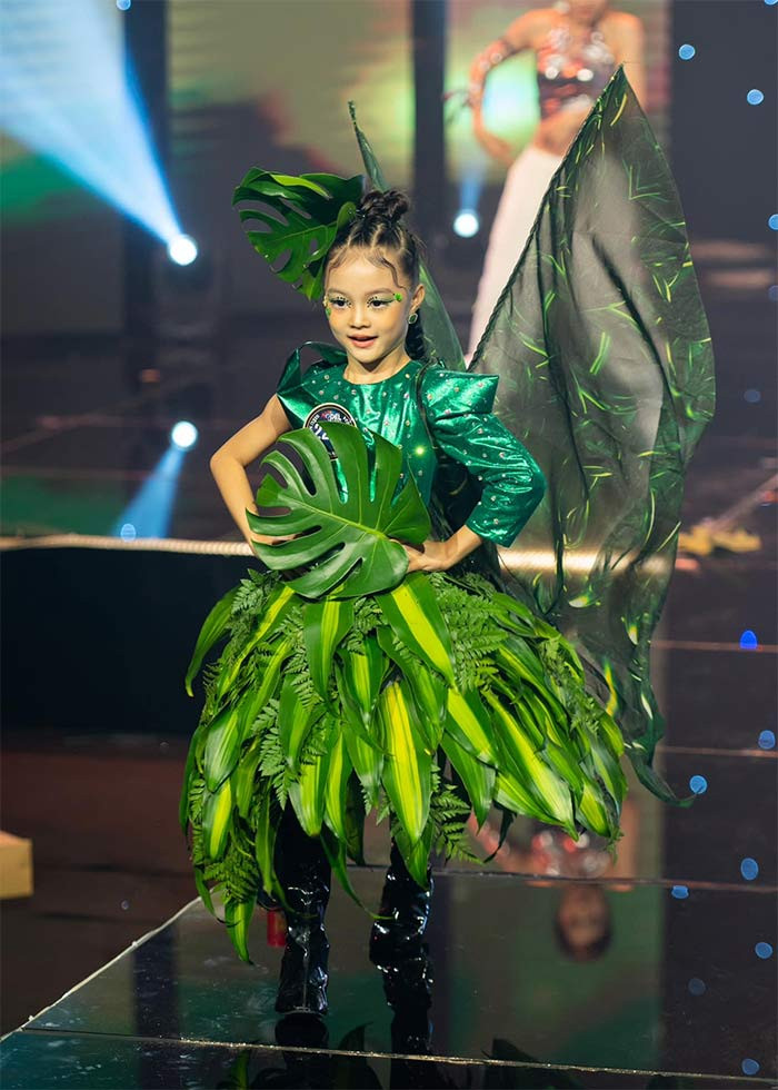 Khánh An tự tin sải bước trên sàn catwalk. (Ảnh: FB Khánh An)