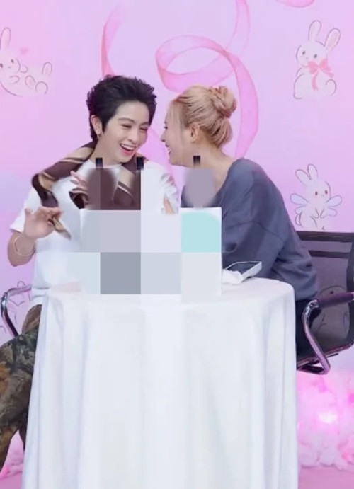 Mối quan hệ giữa Gil Lê và Xoài Non gây chú ý khi cả hai xưng hô vợ chồng. Ảnh: Saostar.