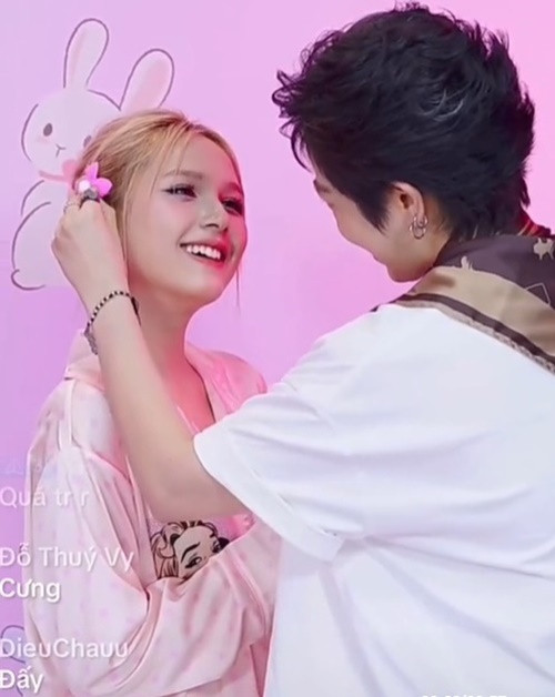Tại các sự kiện, livestream, cặp đôi tin đồn dành cho nhau nhiều cử chỉ tình cảm. Ảnh: Phụ Nữ Số.
