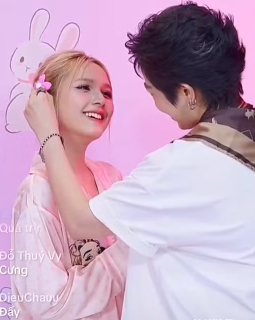 Tại các sự kiện, livestream, cặp đôi tin đồn dành cho nhau nhiều cử chỉ tình cảm. Ảnh: Phụ Nữ Số.