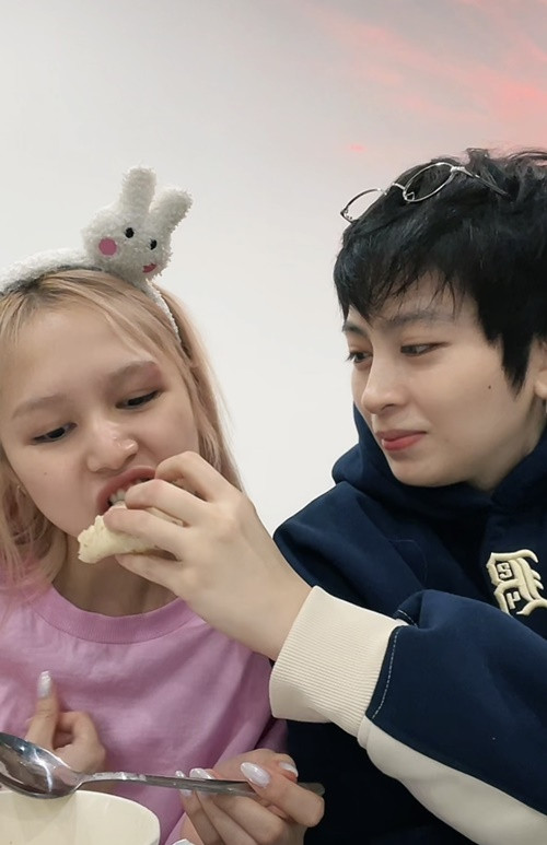 Gần đây, Gil Lê và Xoài Non dính như hình với bóng. Ảnh: Phụ Nữ Số