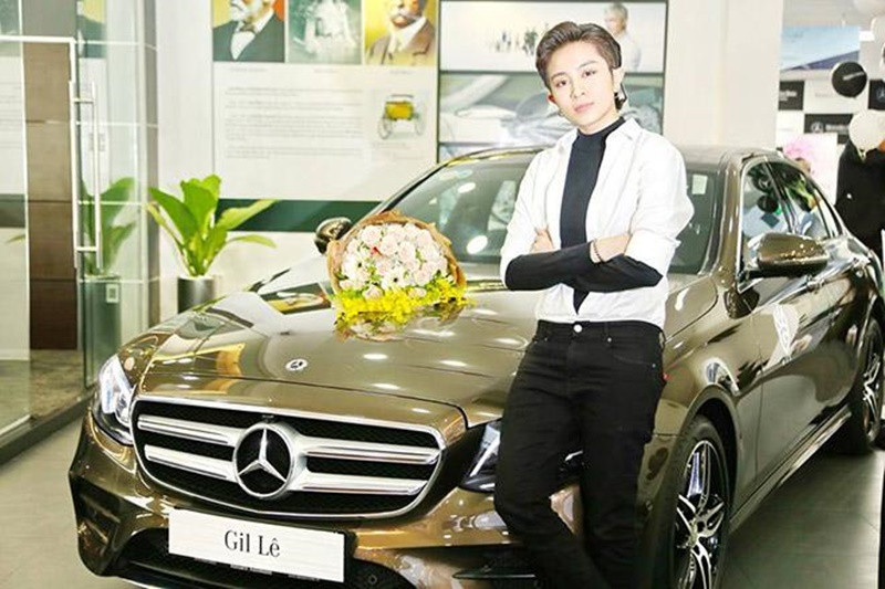 Gil Lê di chuyển bằng xe hơi tiền tỷ. Ảnh: Khám Phá.
