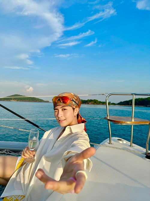 Gil Lê thường xuyên đi du lịch, hưởng thụ cuộc sống thảnh thơi. Ảnh: FB Gil Lê.