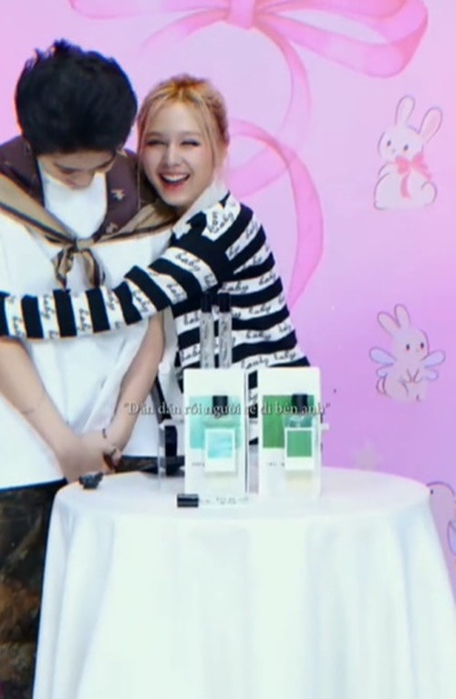 Gil Lê khen, Xoài Non thân thiện, vui tính, dễ thương hơn những gì nữ ca sĩ từng nghĩ lúc chưa tiếp xúc. Ảnh: Phụ Nữ Số.