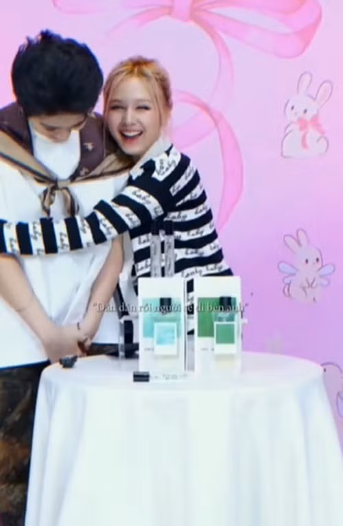 Gil Lê khen, Xoài Non thân thiện, vui tính, dễ thương hơn những gì nữ ca sĩ từng nghĩ lúc chưa tiếp xúc. Ảnh: Phụ Nữ Số.