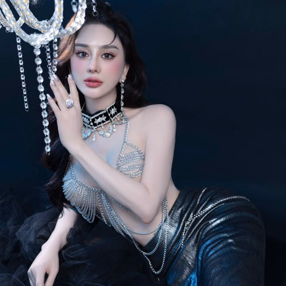  Lâm Khánh Chi từng gây xôn xao khi tiết lộ đã bị lừa đảo một số tiền lớn đến 3 tỷ đồng và bản thân gặp khó khăn sau vụ việc này. "Tôi rất tin người. Có một cặp vợ chồng giả dạng làm khách hàng mua hàng bên tôi ba tháng, họ ủng hộ rất nhiều. Tôi nghĩ khán giả thương mình rồi nói chuyện cũng thân. Sau đó, họ rủ tôi tham gia những sàn thương mại. Cuối cùng, tôi bị lừa gần 3 tỷ. Rất buồn, tôi không nghĩ người ta thủ đoạn như vậy", nữ ca sĩ chia sẻ với Saostar.