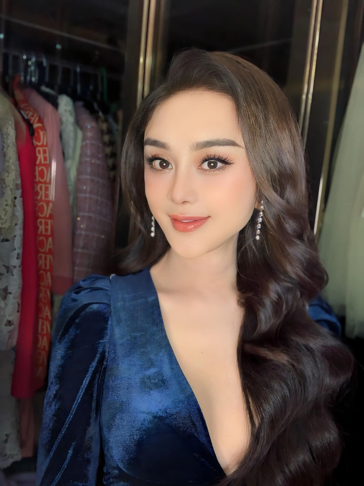 Thậm chí, một vài cư dân mạng cho rằng dù trang điểm kỹ càng nhưng khó che đi đường nét gương mặt kém tự nhiên.