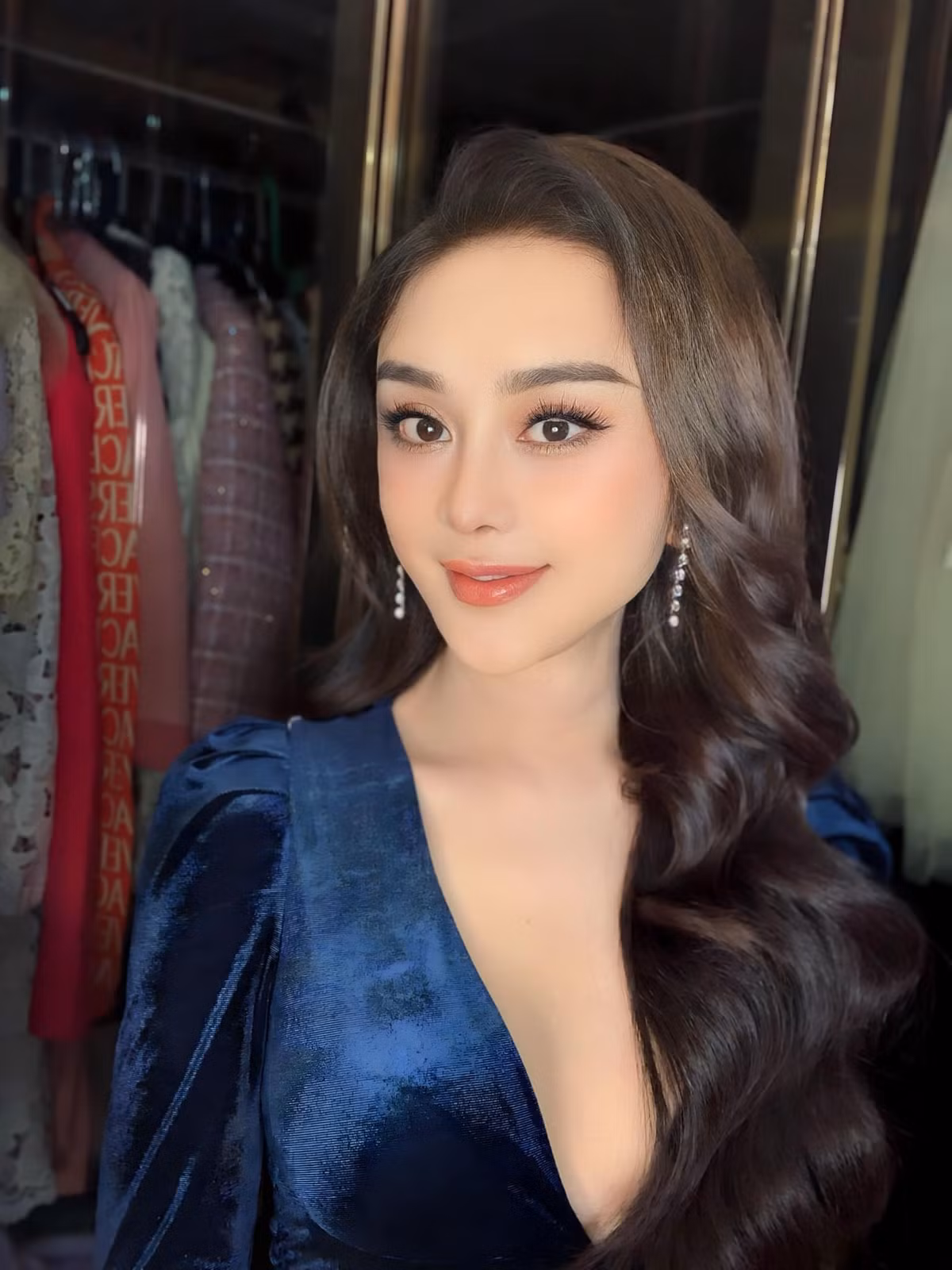 Thậm chí, một vài cư dân mạng cho rằng dù trang điểm kỹ càng nhưng khó che đi đường nét gương mặt kém tự nhiên.