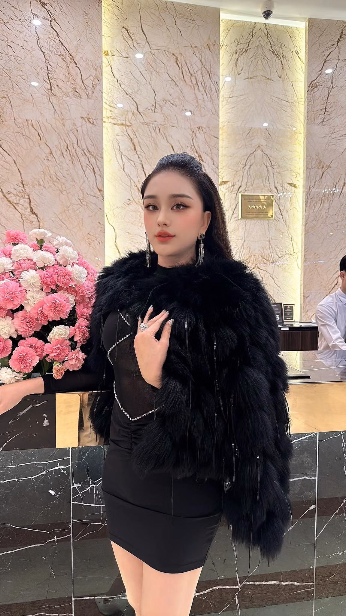 So với hình ảnh trước đây, Lâm Khánh Chi hiện tại sở hữu gương mặt V-line thon gọn, cằm nhọn và mắt to.