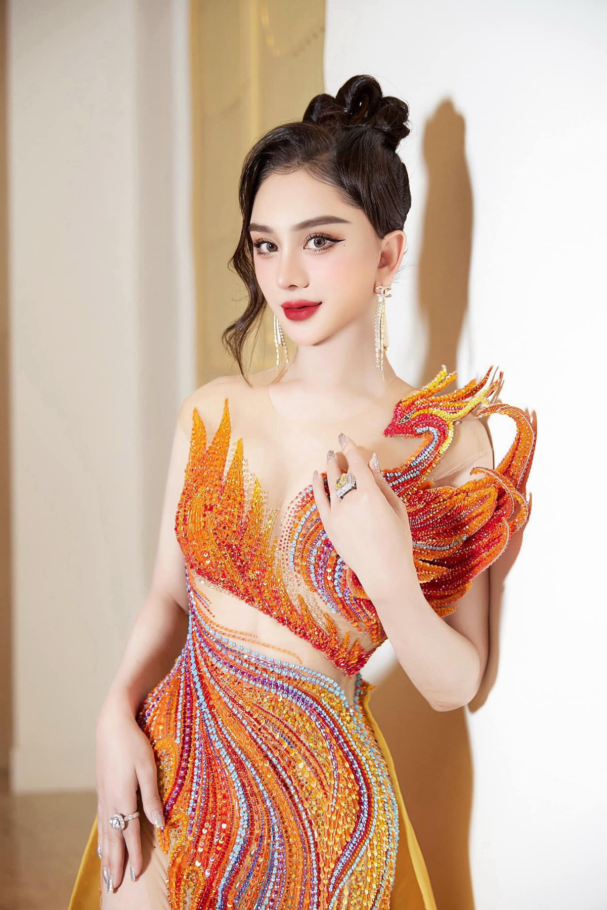 Gương mặt của Lâm Khánh Chi ngày càng lạ lẫm sau "dao kéo".