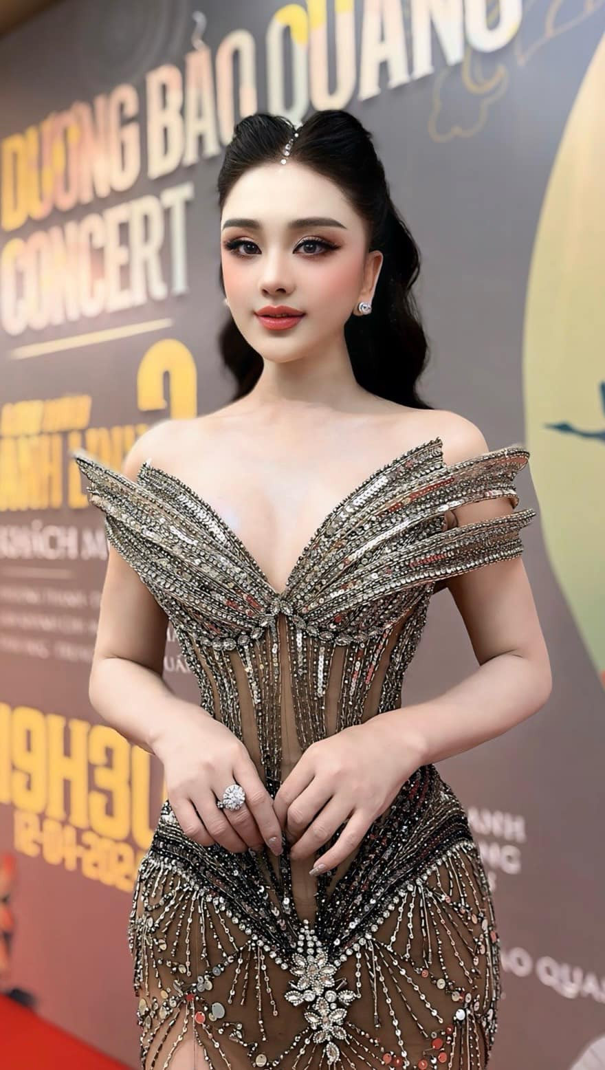 Bên cạnh câu chuyện Lâm Khánh Chi bị lừa tiền tỷ, cô còn khiến dân mạng chú ý bởi nhan sắc khác lạ sau nhiều lần "dao kéo".