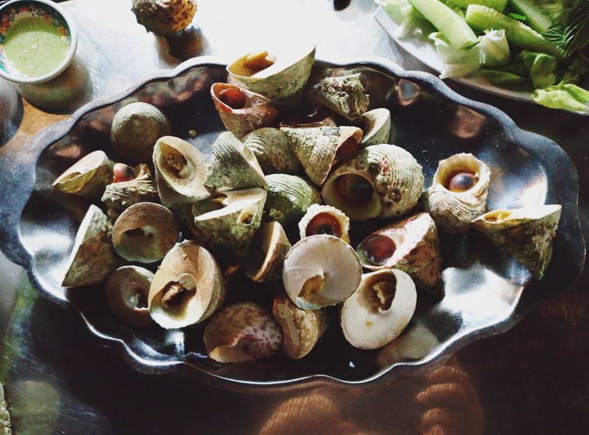 Ốc vú nàng nướng mỡ hành là món ăn phổ biến nhất, giữ nguyên được hương vị tươi ngon của ốc.