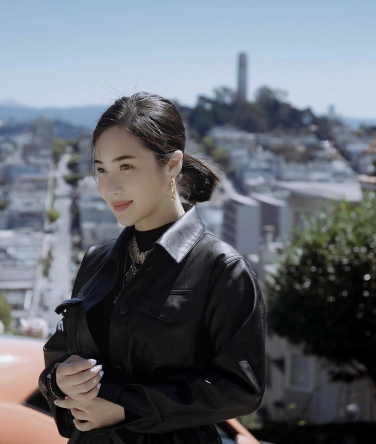 Để có tiền cho việc du học, nữ ca sĩ phải bán những tài sản có giá trị ở Việt Nam như nhà và xe. Không chỉ thế, lúc đó Hương Tràm còn tạm ngừng việc ca hát - việc này làm tài chính của nữ ca sĩ bị ảnh hưởng không nhỏ.