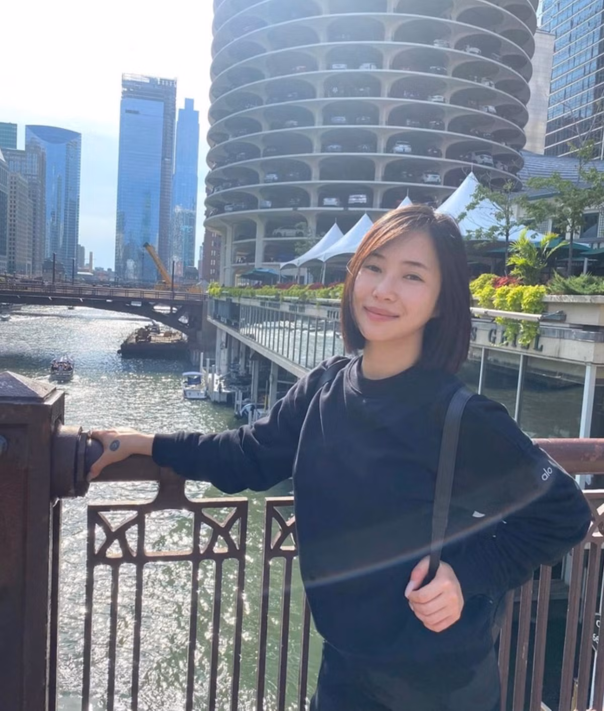 Trước đó, khi đang ở giai đoạn sự nghiệp thăng hoa, nữ ca sĩ Hương Tràm bất ngờ thông báo sẽ sang Mỹ để du học nhưng không xác định được khi nào trở về. Thời điểm đó cô cho biết muốn đổi môi trường sống để làm lành trái tim, cân bằng và tìm lại chính mình.