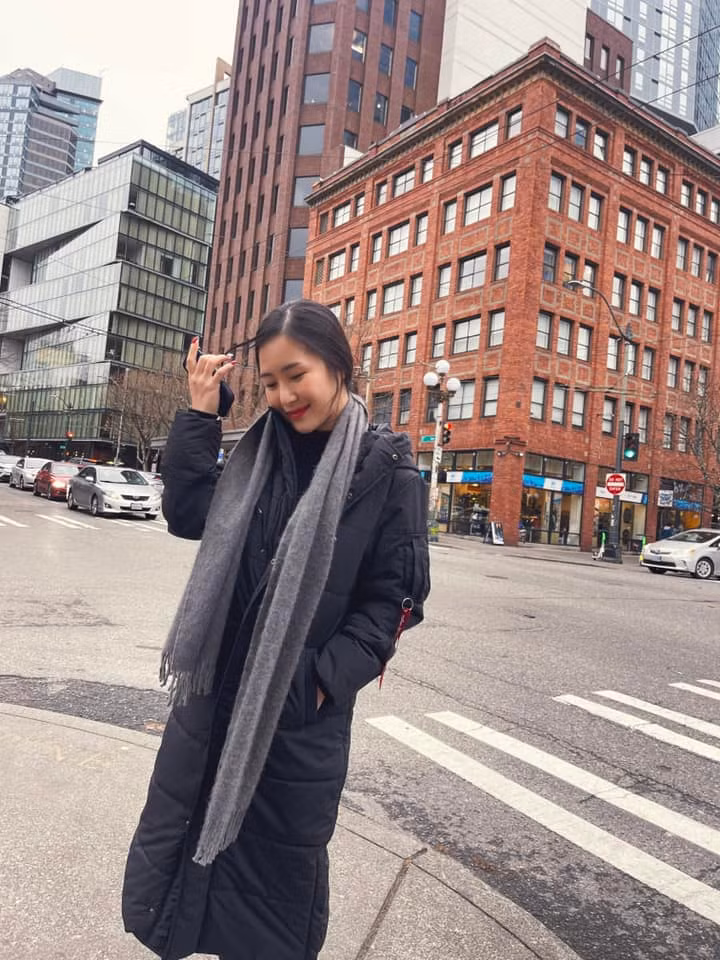 Thời điểm mới sang Mỹ được vài tháng, Hương Tràm gây hoang mang khi viết tâm thư cho biết đang ở nhà thuê, nhiều đêm bật khóc nức nở vì tủi thân. Tuy nhiên, sau tất cả Hương Tràm chia sẻ cô không hối hận với quyết định này.