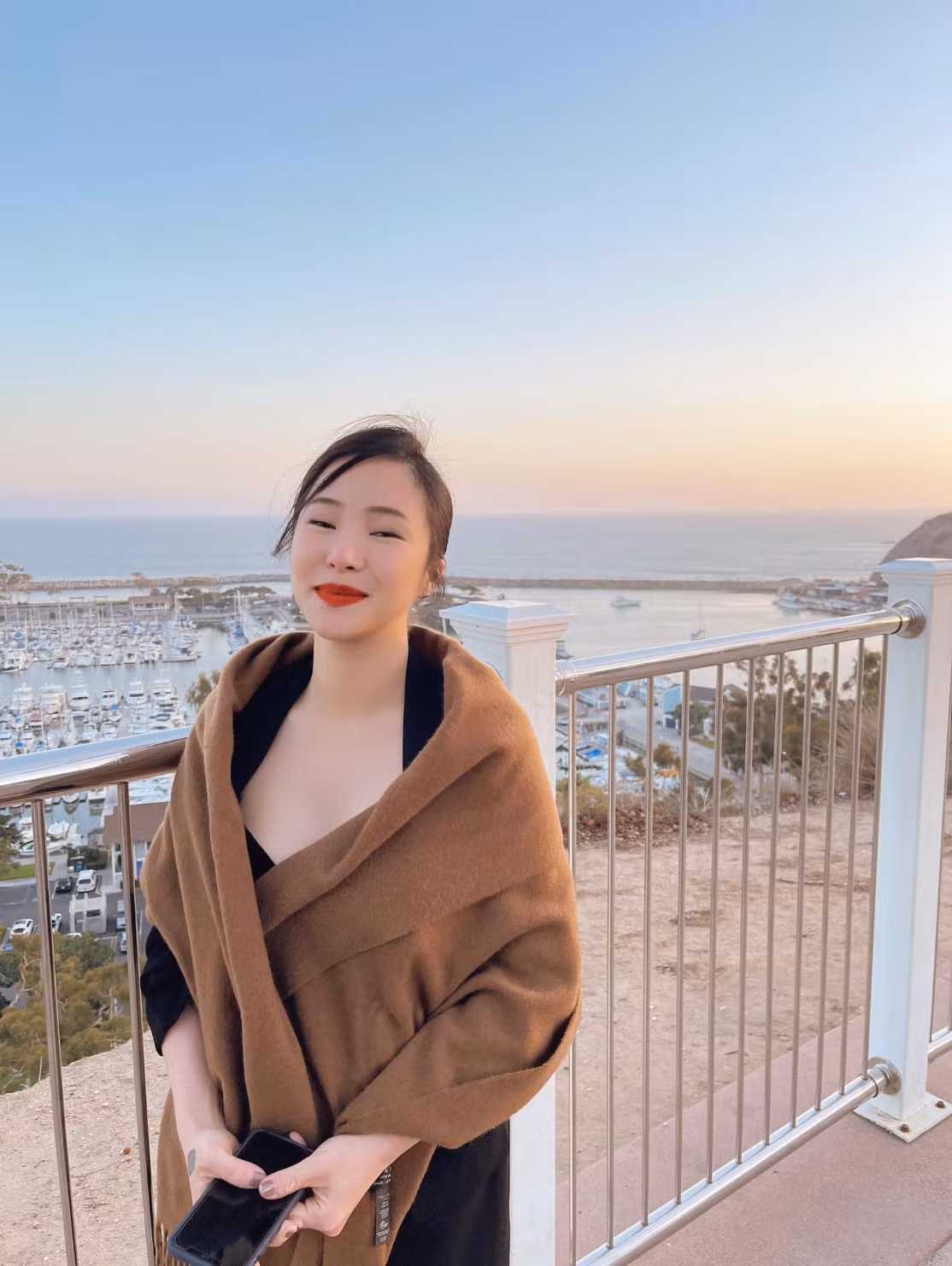 Thời gian đầu sang Mỹ, ca sĩ Hương Tràm tập trung cho việc học và đi du lịch khắp nơi để tìm lại niềm vui. Không phải là người nổi tiếng nơi đất khách, Hương Tràm vui vẻ khi làm sinh viên nghèo, cô có thể thoải mái làm mọi thứ mà không sợ ánh nhìn phán xét của những người xung quanh.