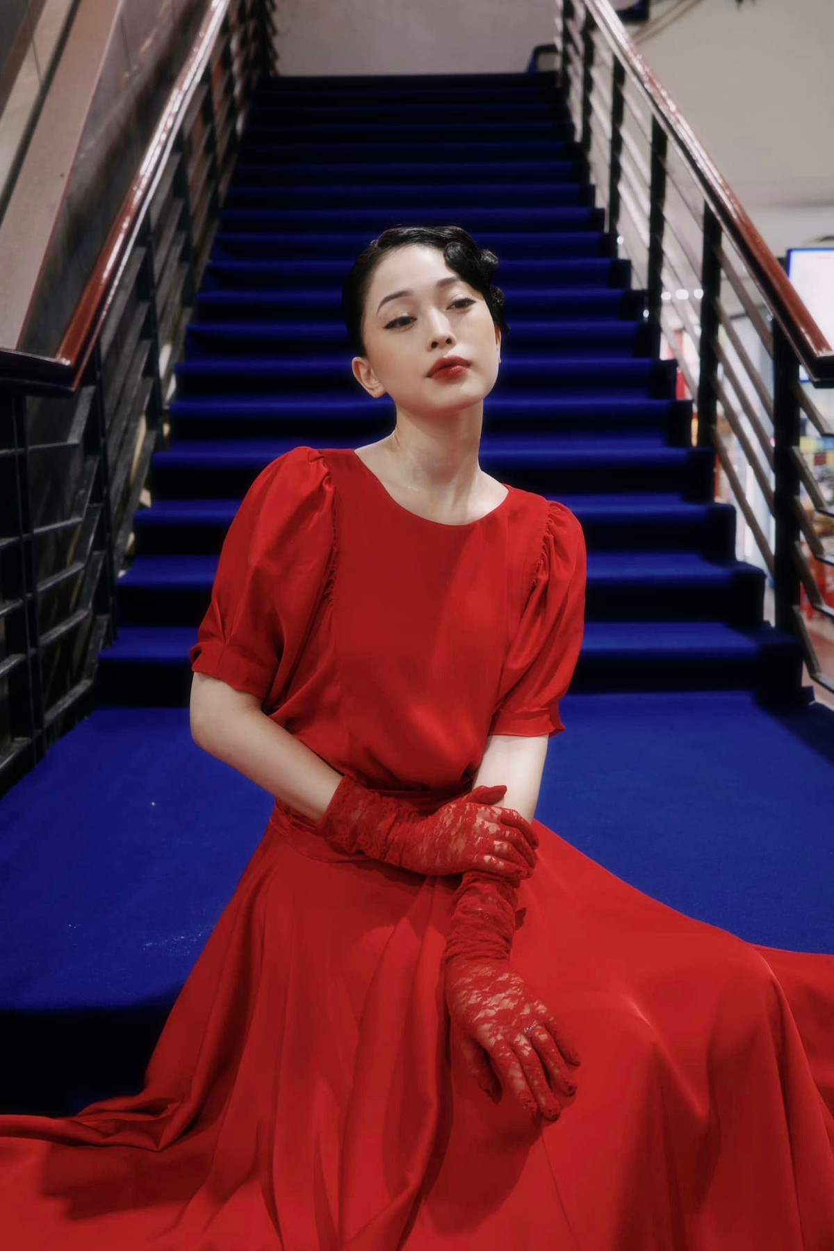 Á hậu Phương Nga nổi bật với đầm đỏ cổ điển. Ảnh: FB Bùi Phương Nga