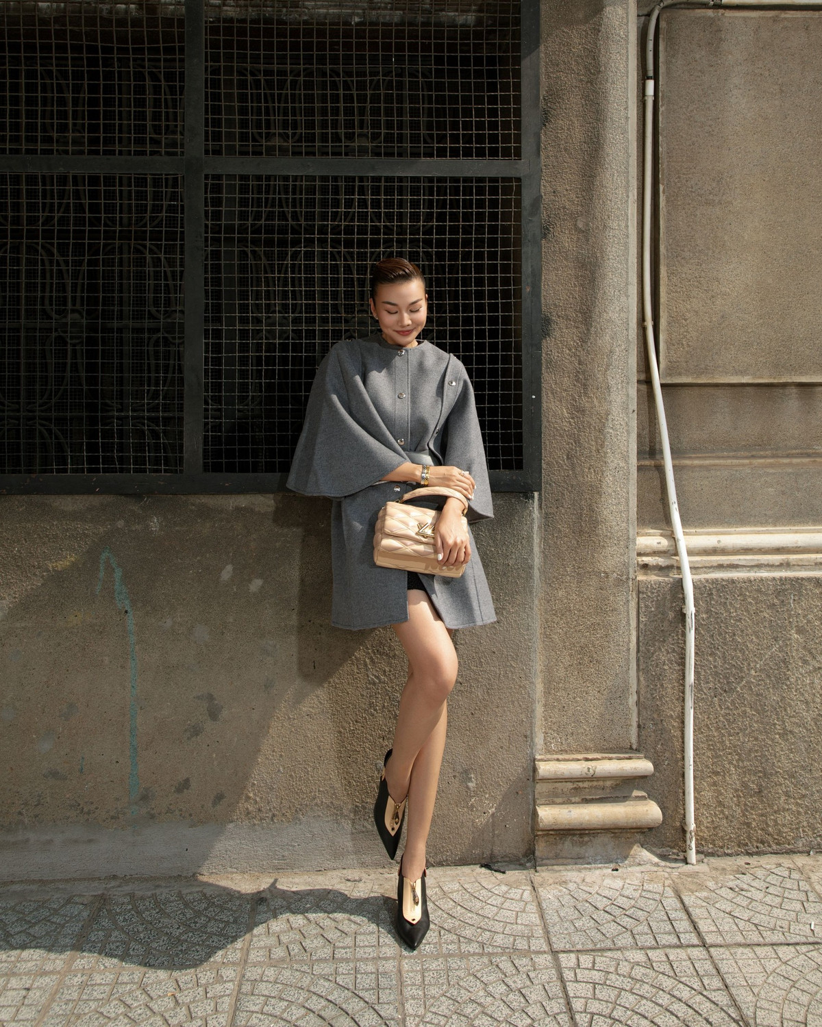 Thanh Hằng khoe chân dài nuột nà, thả dáng trên phố. Ảnh: FB Thanh Hằng