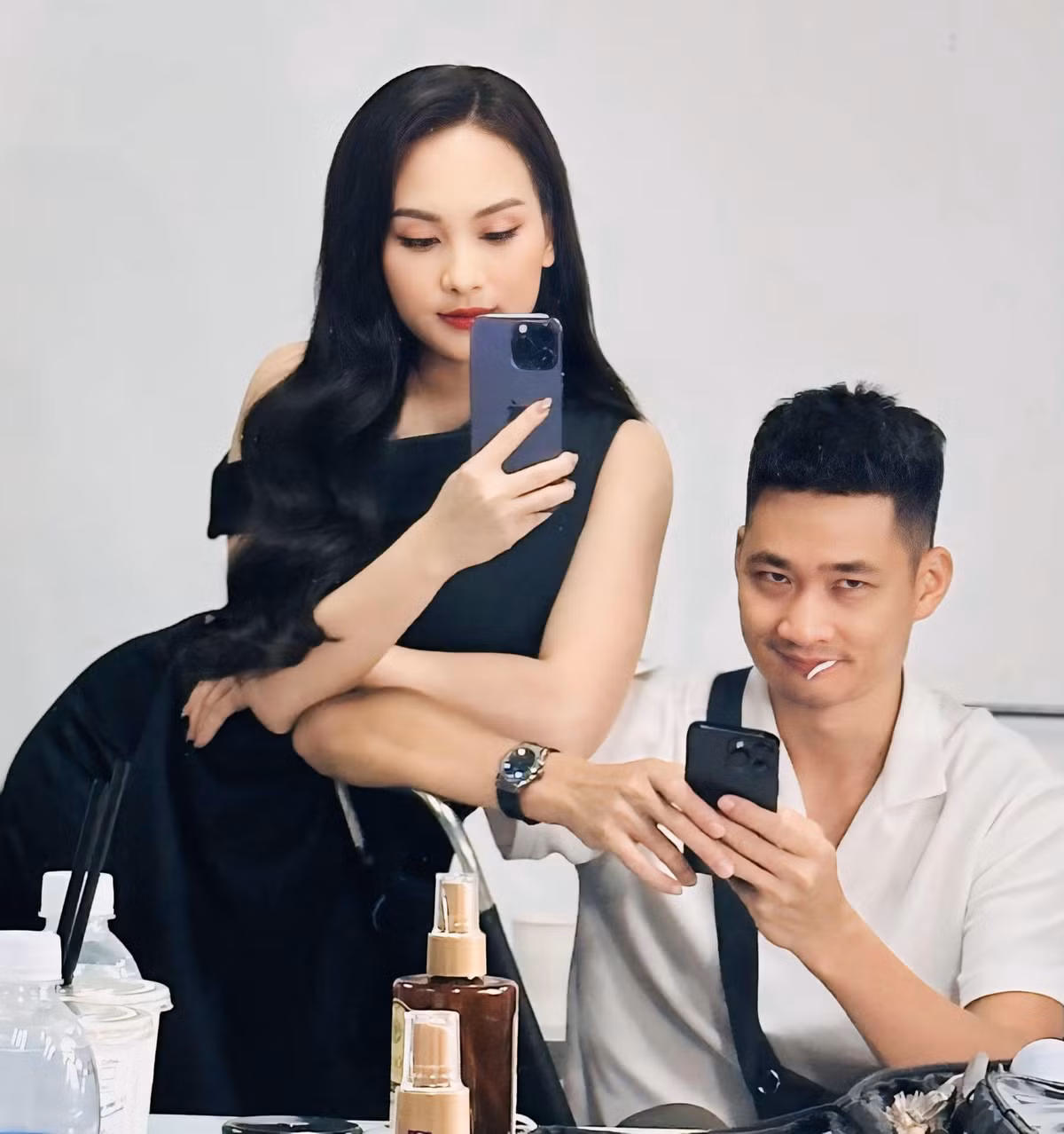 Bảo Thanh khoe ảnh đi làm cùng ông xã Đức Thắng. Biểu cảm ''lườm nguýt'' của chồng nữ diễn viên khiến nhiều khán giả thích thú. Ảnh: FB Bảo Thanh