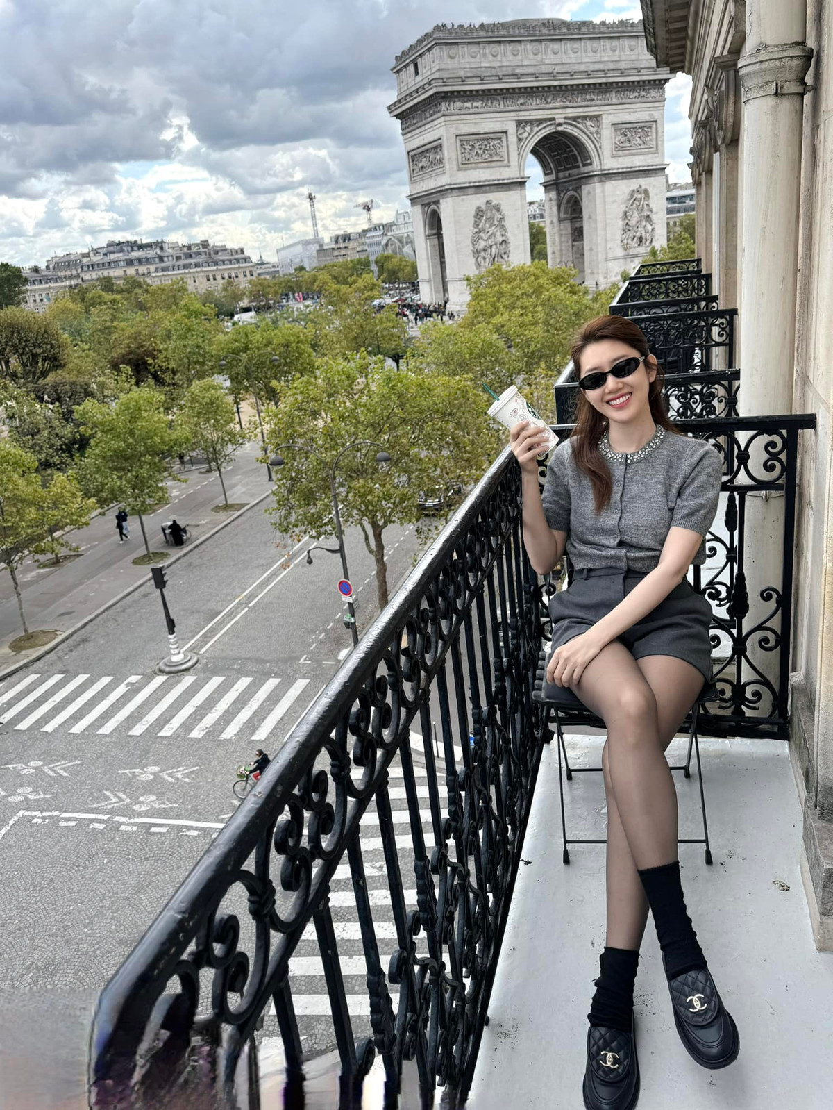 Thuý Ngân xả ảnh ở Paris nước Pháp. Ảnh: FB Lê Huỳnh Thuý Ngân