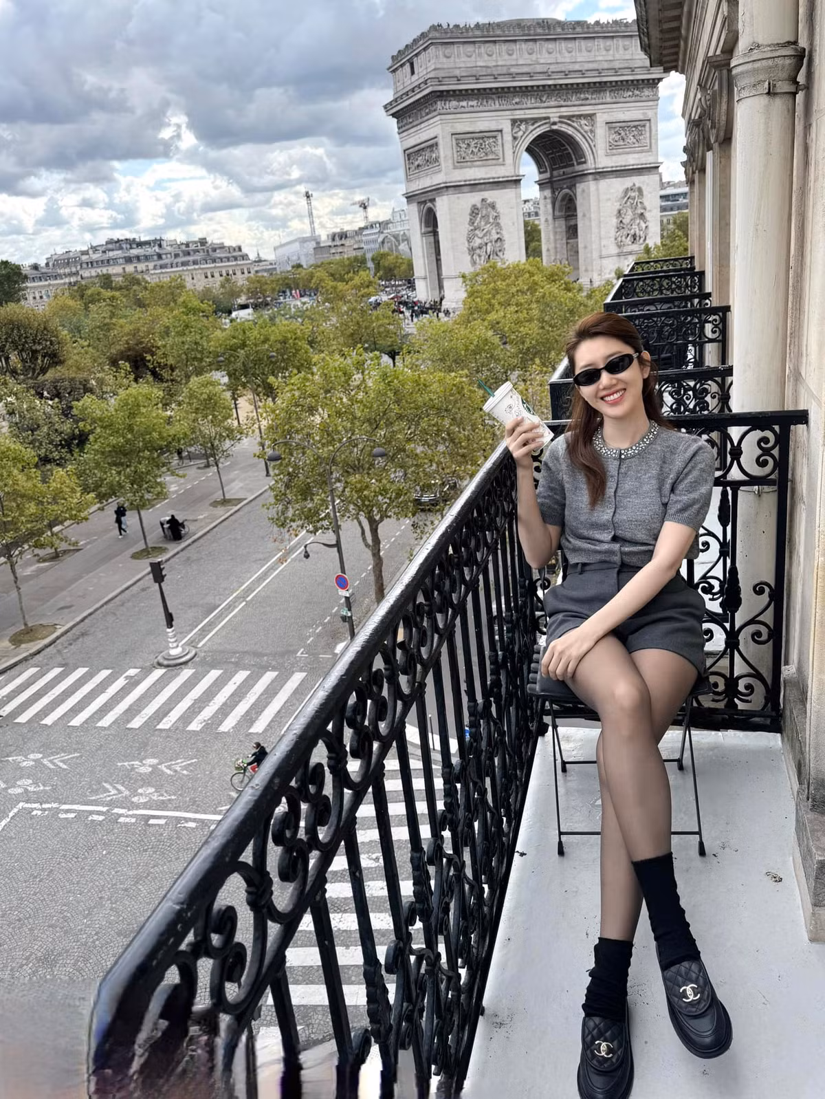 Thuý Ngân xả ảnh ở Paris nước Pháp. Ảnh: FB Lê Huỳnh Thuý Ngân